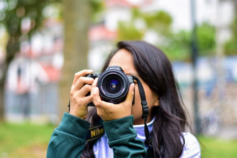girl-taking-photo-3959468_1280